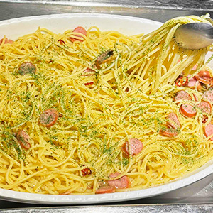 ホテルグリーングリーンのバイキング ソーセージや鷹の爪、パセリがたっぷりかかったペペロンチーノパスタ